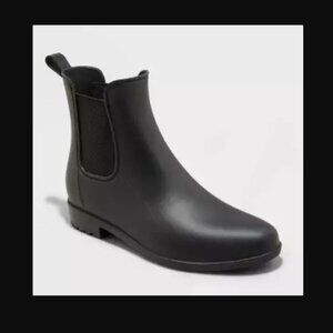 Like new, size 7 rain boots. Free beauty gift with purchase! 🥰